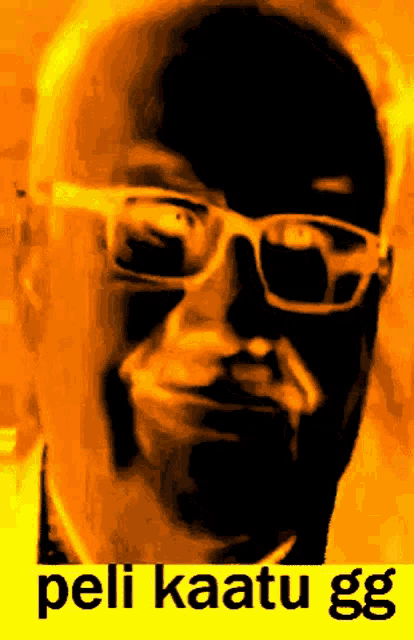 a close up of a man wearing glasses with the words peli kaartu gg below