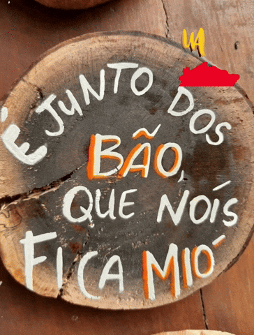 a piece of wood with the words junto dos bao que noi s fica mio written on it