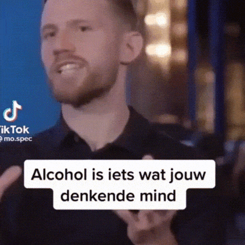 a man in a black shirt says alcohol is iets wat jouw denkende mind