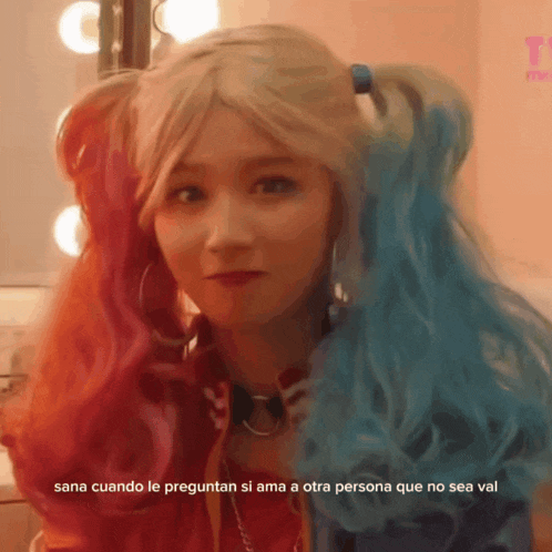 sana cuando le preguntan si ama a otra persona que no sea val is written below a woman