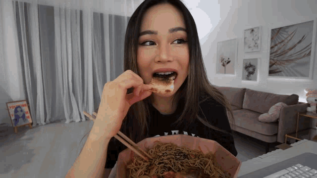 Eating Chloe Ting GIF - Eating Chloe Ting Crunchy GIFs