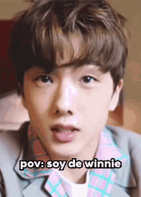 a close up of a person 's face with the words pov : soy de winnie written above it .