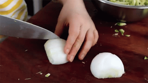 Slicing An Onion Maangchi GIF - Slicing An Onion Maangchi Preparing The Onion GIFs