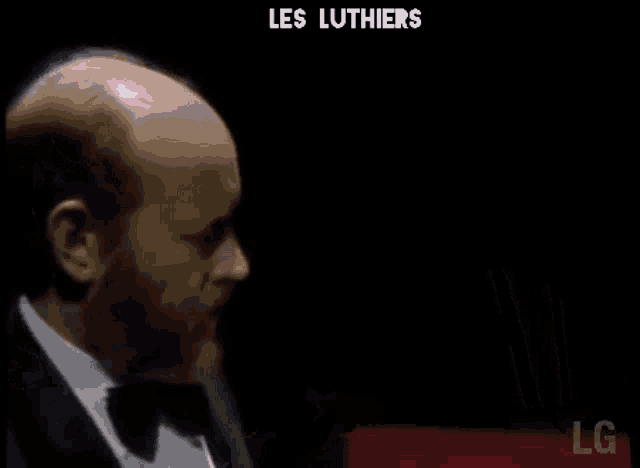 a man in a tuxedo with the words les luthiers on the top