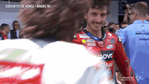 circuito de jerez angel nie is written on the bottom of a video