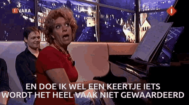 a woman sitting at a piano with the words en doe ik wel een keertje iets