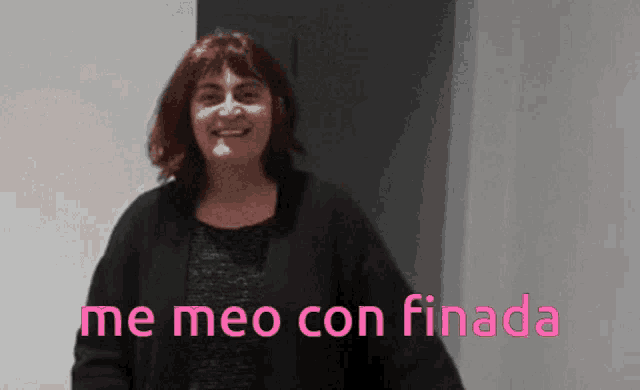 a woman with red hair is smiling with the words me meo con finada behind her