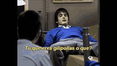 a man laying in a hospital bed with the words tu que eres gilipollas o que on the bottom