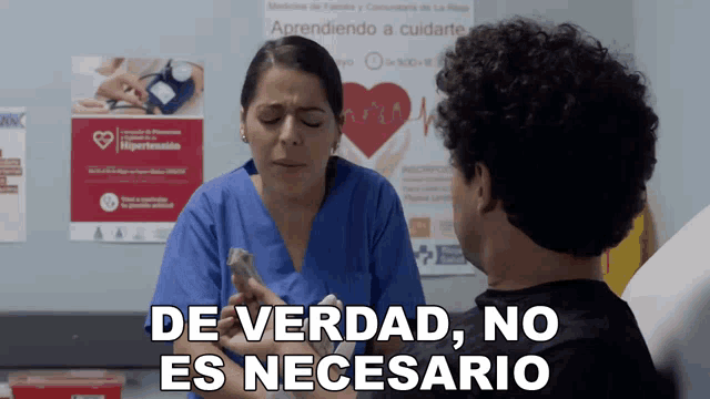a nurse talking to a patient with the words de verdad no es necesario written below her