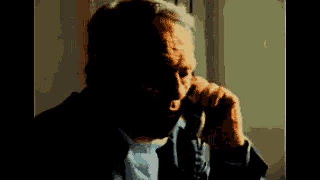 a man talking on a phone with the words vixe nildo viana me criticou behind him