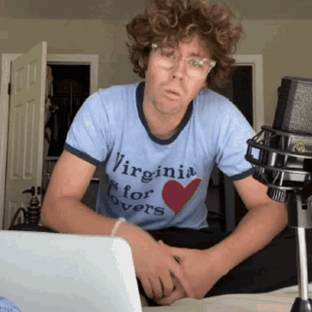 a man wearing a blue shirt that says virginia for lovers