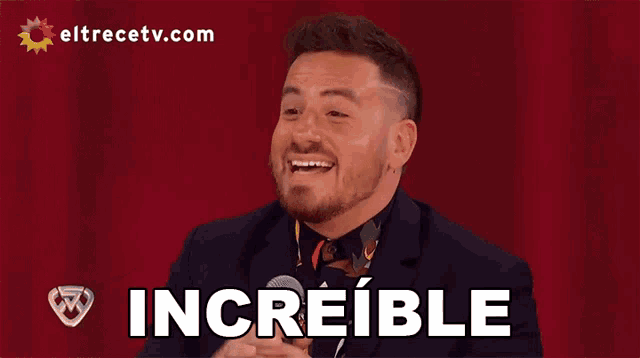 a man in a suit giving a thumbs up with the word increible below him