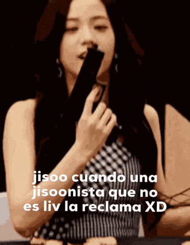a woman holding a gun with the words jisoo cuando una jisoonista que no es liv la reclama xd below her