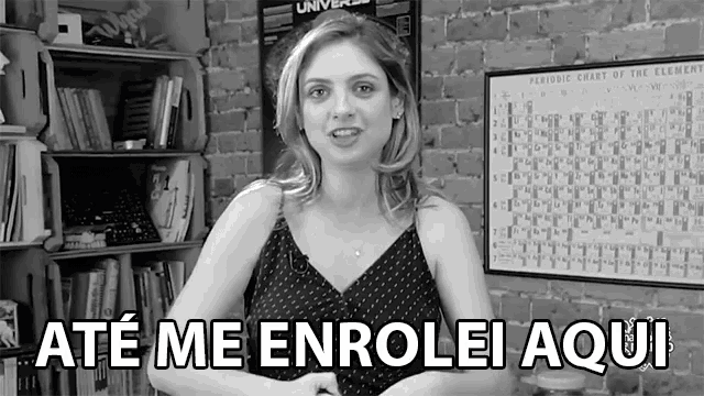 a woman stands in front of a periodic chart that says ate me enrolei aqui