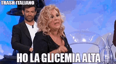 a woman says ho la glicemia alta while sitting in front of a man in a suit