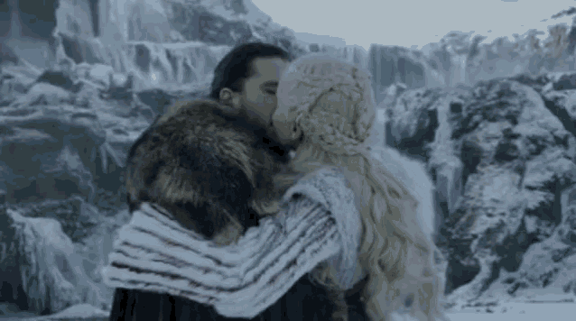 Jon Snow Daenarys GIF - Jon Snow Daenarys Kiss GIFs