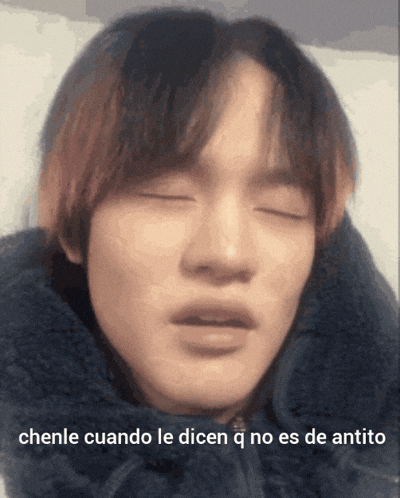 a close up of a person 's face with the words chenle cuando le dicen q no es de antito