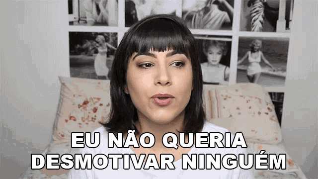 a woman sitting on a bed with the words eu nao queria desmotivar ninguem