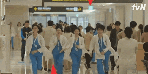 a group of doctors are running through a hospital hallway with tvn written on the bottom