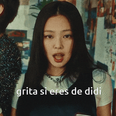 a woman with long black hair and a necklace says grita si eres de didi