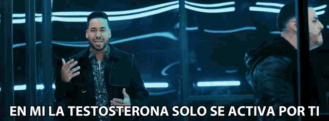 a man in a leather jacket stands in front of a sign that says en mi la testosterona solo se activa por ti