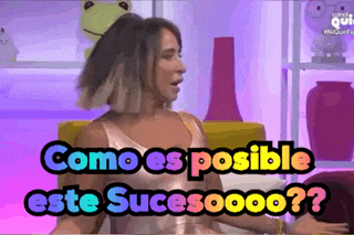 a woman is sitting on a couch with the words como es posible este sucesoooo ??