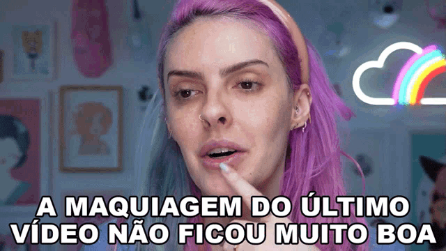 a woman with pink hair has a caption that says a maquiagem do ultimo video não ficou muito boa