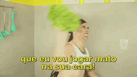 a man with long hair is making a funny face and saying que eu vou jogar mato na sua cara .