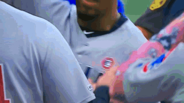 a close up of a baseball player 's jersey with the letter l on it