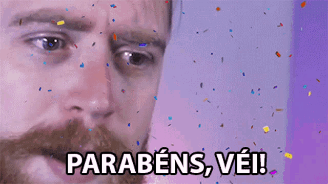 a man with a beard says parabéns vel