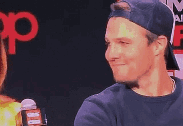 Stephen Amell Interview GIF - Stephen Amell Amell Interview GIFs