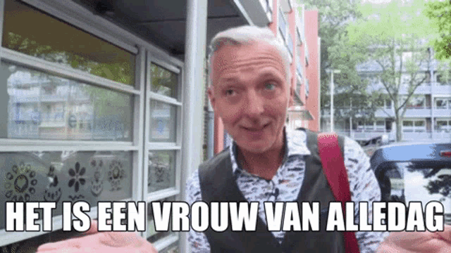 a man is holding a piece of paper that says het is een vrouw van alledag on it