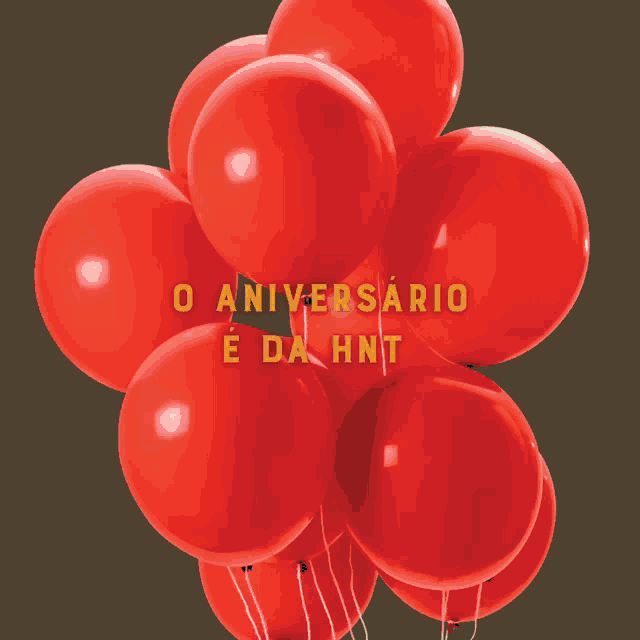 a bunch of red balloons with the words mas o presente e seu