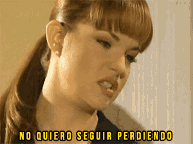 a woman with the words no quiero seguir perdiendo written above her