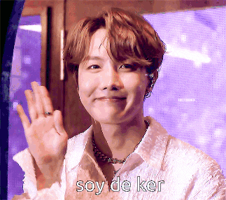 a close up of a person with soy de ker written on the bottom