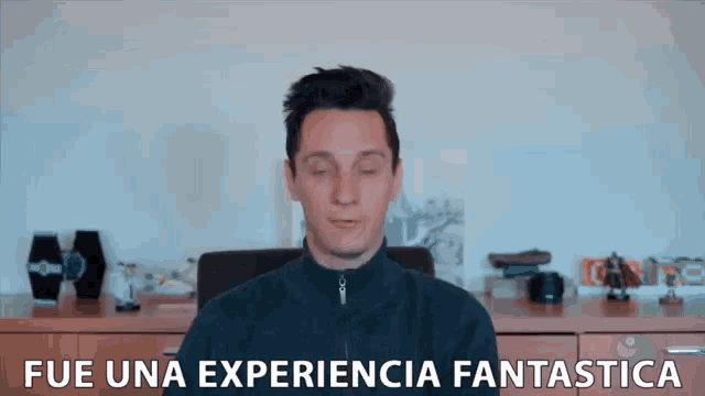 a man says fue una experiencia fantastica in front of a desk