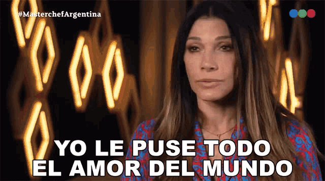a woman says yo le puse todo el amor del mundo in front of a neon sign