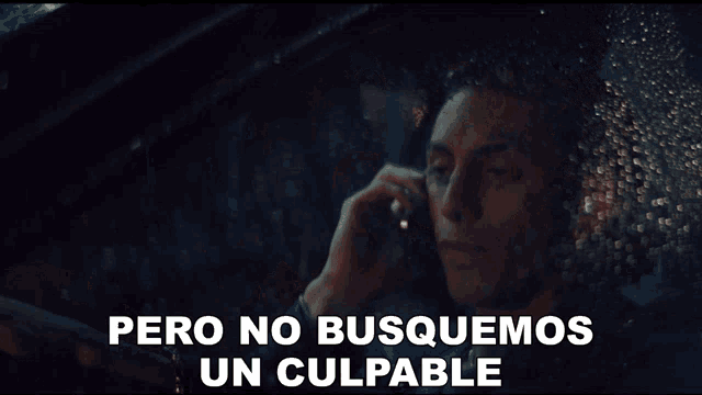 a man in a car talking on a cell phone with the words pero no busquemos un culpable above him