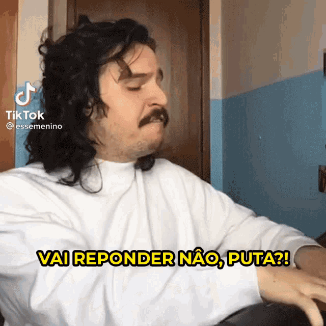 a man with long hair and a mustache says vai responder não puta