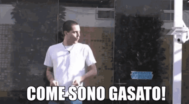 a man standing in front of a glass door with the words come sono gasato
