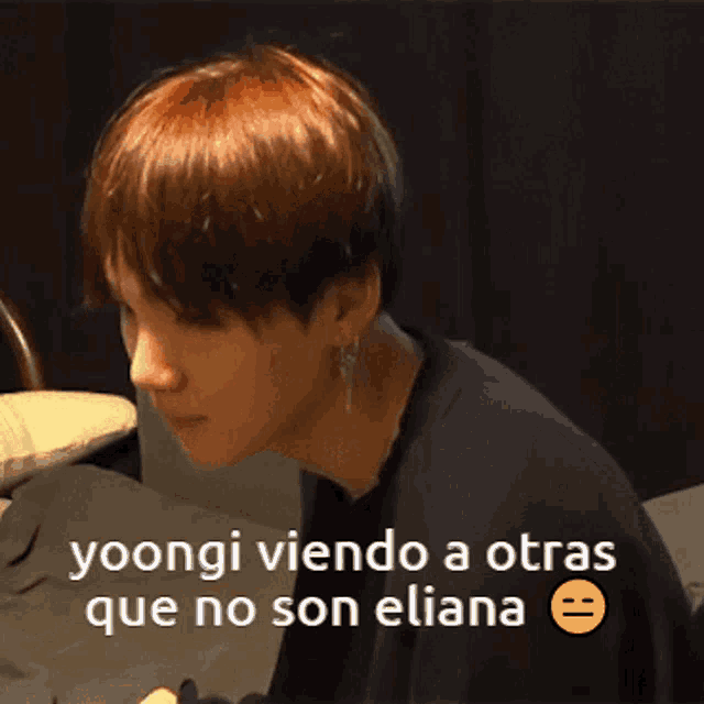 a picture of a young man with the words yoongi viendo a otras que no son eliana below him