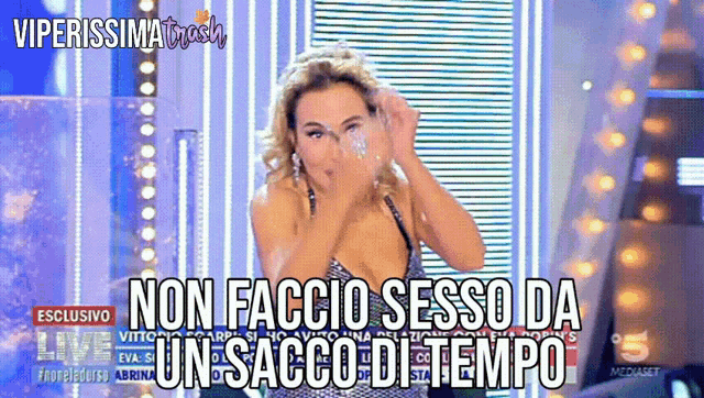 a woman covering her face with her hands and the words non faccio sesso da un sacco di tempo on the bottom