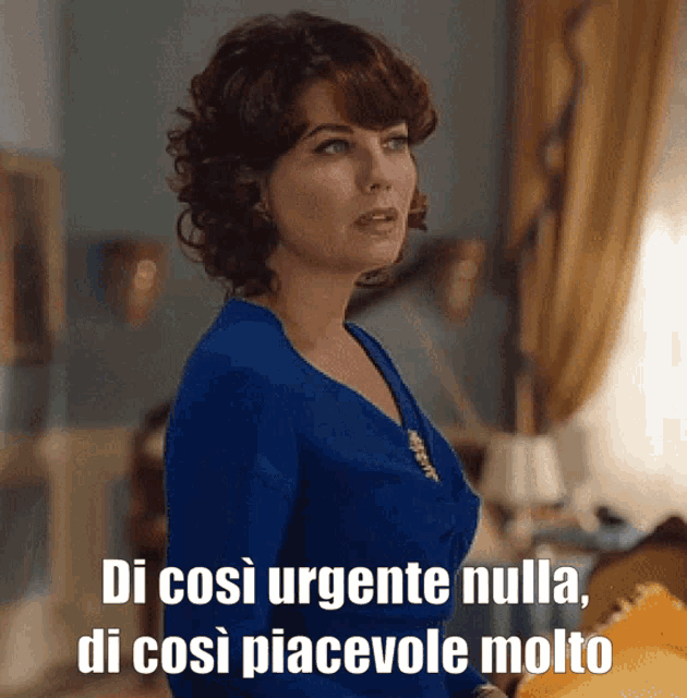 a woman in a blue dress says di così urgente nulla