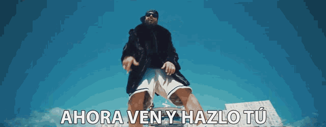 a man is standing in front of a blue sky with the words ahora ven y hazlo tu written below him