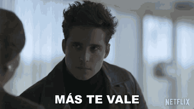 a man in a leather jacket says " mas te vale " in spanish