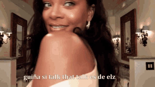 a woman in a room with the words guiana si talk that talk es de elz on the bottom