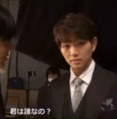 a man in a suit and tie is talking to another man in a foreign language