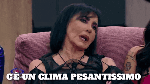 a woman sitting on a couch with the words " ce un clima pesantissimo " on the bottom