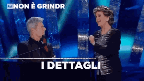 a man speaking into a microphone next to a woman with the words i dettagli on the bottom