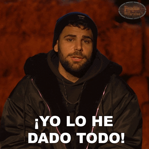 a man in a black jacket says yo lo he dado todo in spanish
